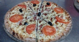 Pizza calabresa com catupiry